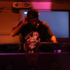 DJC[}